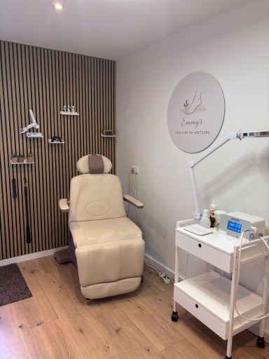Pedicurebehandelstoel met trolley, loep en motor.